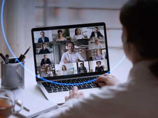 persona asistiendo a un webinar en su ordenador