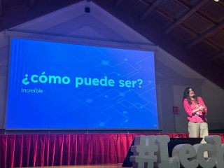 Laura Lacarra dando una charla en el LechazoConf2024