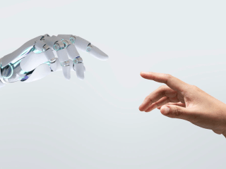 mano de inteligencia artificial acercandose a mano humana